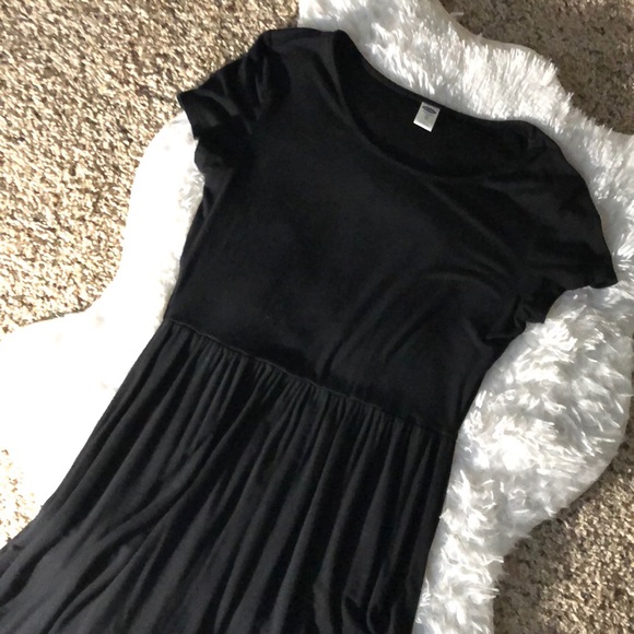 Old Navy Dresses & Skirts - Simple black dress🦋